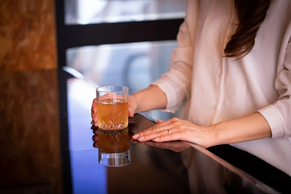 一人でも安心な隠れ家的バーで楽しむカクテル！初心者女性に人気の選び方