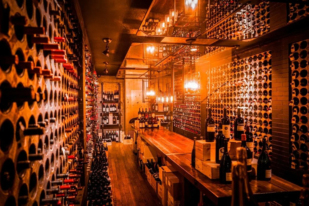 バーのカウンターで最高のカクテル体験！おすすめ席とマナーを徹底解説